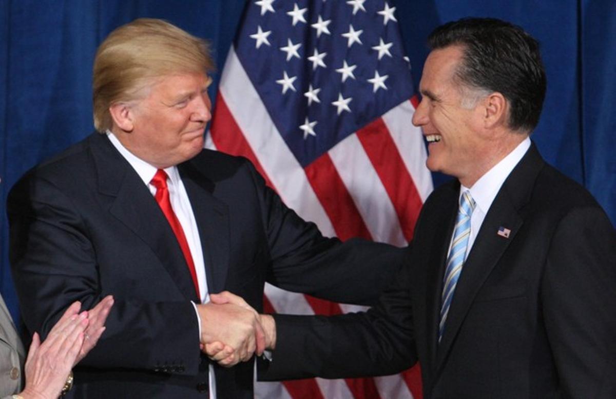El multimillonario Donald Trump saluda a Mitt Romney, el día que oficializó su apoyo al candidato republicano, el pasado febrero.