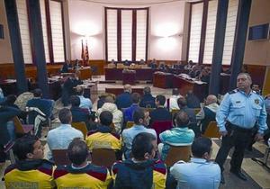 Los acusados 8 Los imputados, vigilados por Mossos, en la Audiencia de Barcelona.