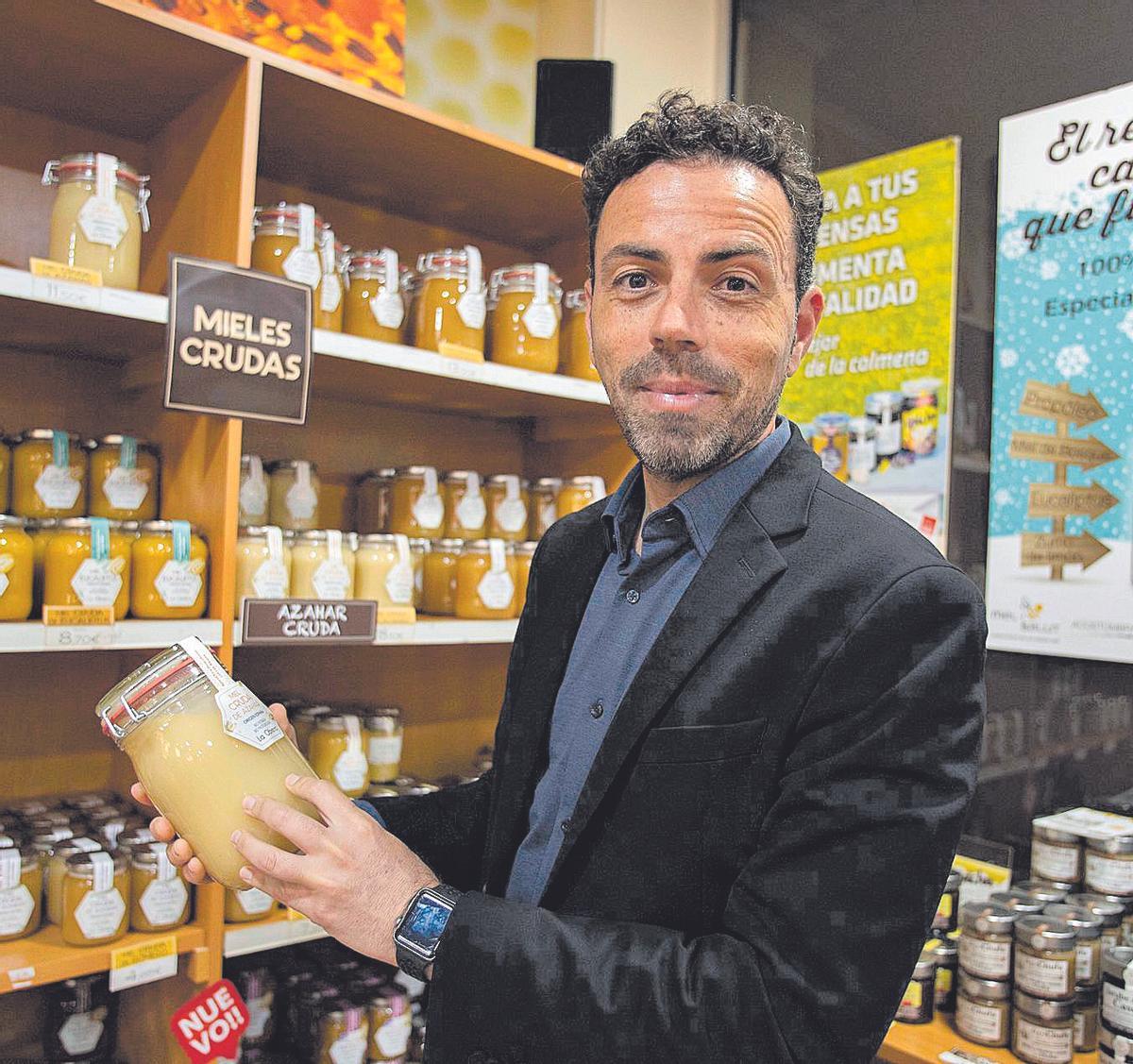 Adrián Martínez Primo, CEO de Primo Mendoza S.L., en una de sus tiendas