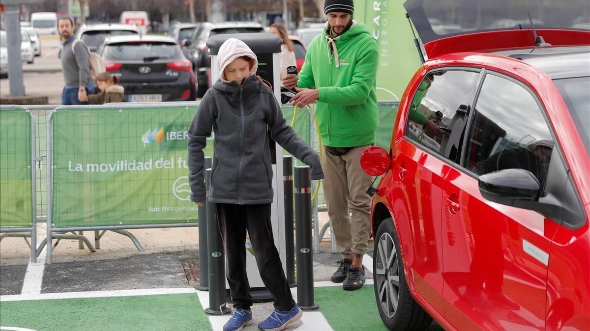 La activista Greta Thunberg, a su llegada a la Cumbre del Clima en un coche eléctrico. La activista Greta Thunberg, a su llegada a la Cumbre del Clima en un coche eléctrico.