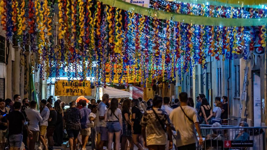 Desallotjada una altra nit de 'botellons' multitudinaris en les festes de Sants - Vimarsana News