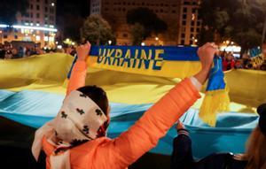 Una mujer se manifiesta en Barcelona contra la guerra de Ucrania. 