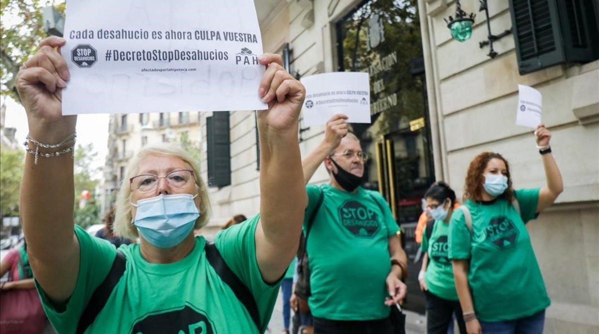 Activistas de la PAH este lunes frente a la Delegación del Gobierno. Activistas de la PAH este lunes frente a la Delegación del Gobierno.