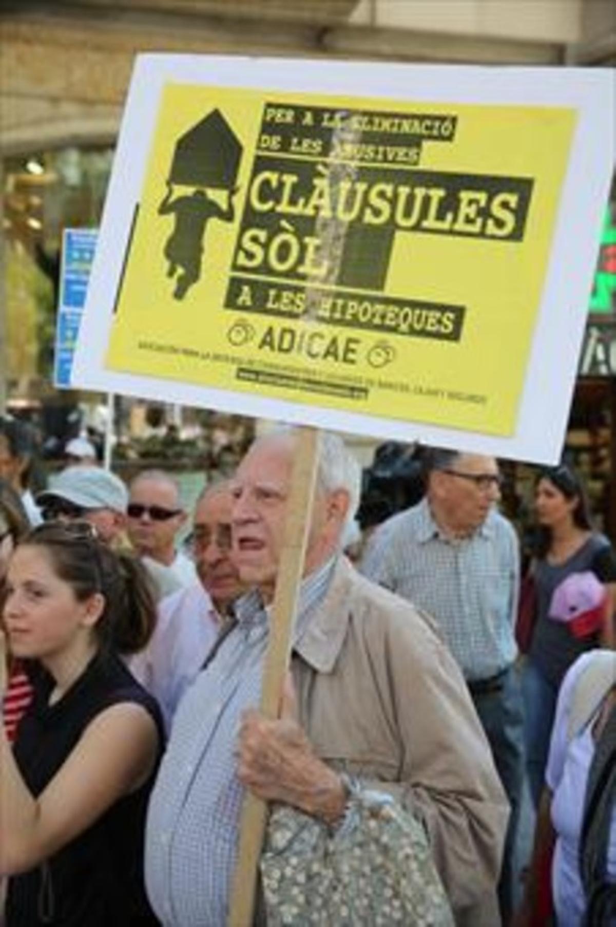 Manifestación en Barcelona contra las cláusulas suelo, en 2013.