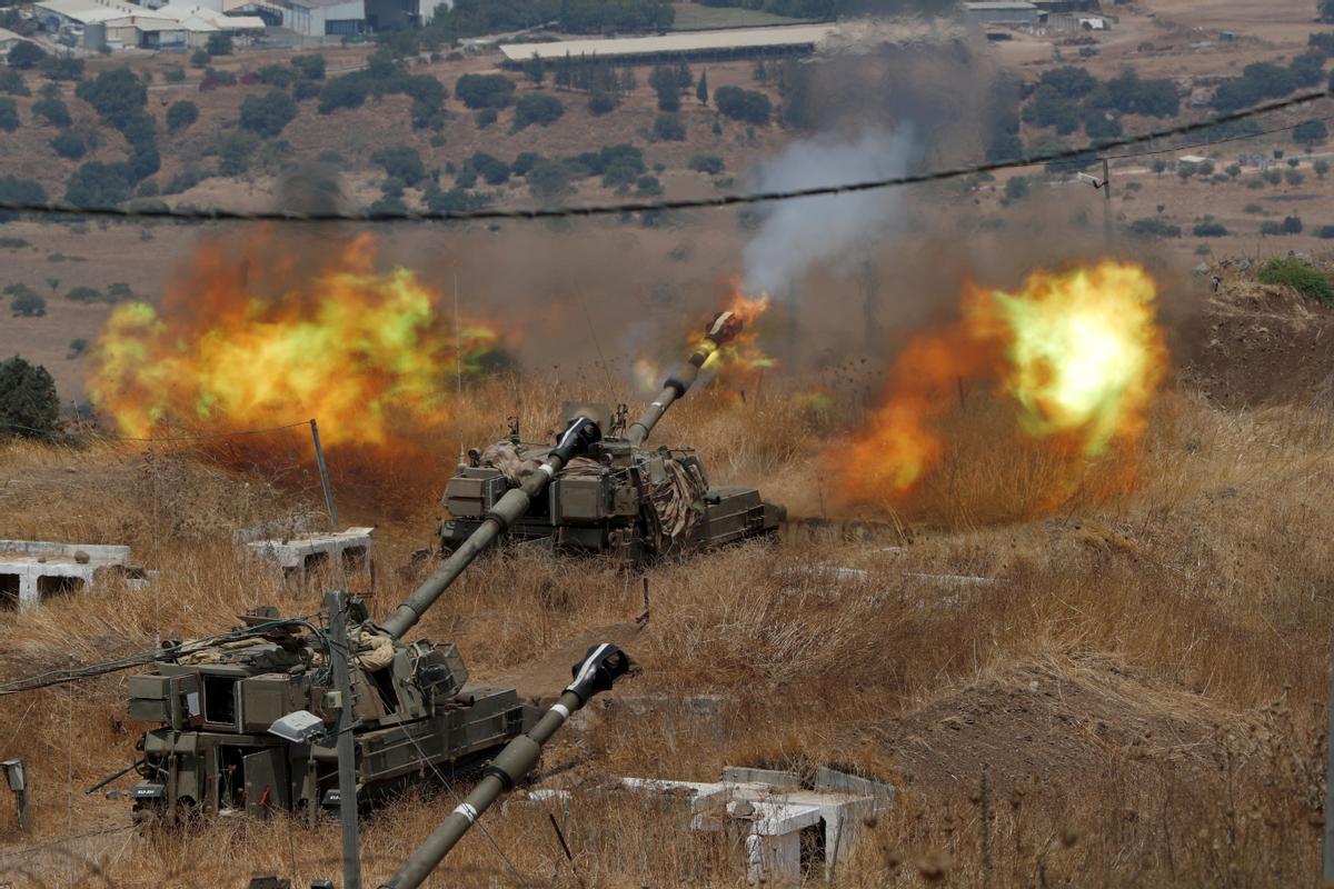 Tanques israelís disparan contra posiciones de Hizbolá en el Líbano.