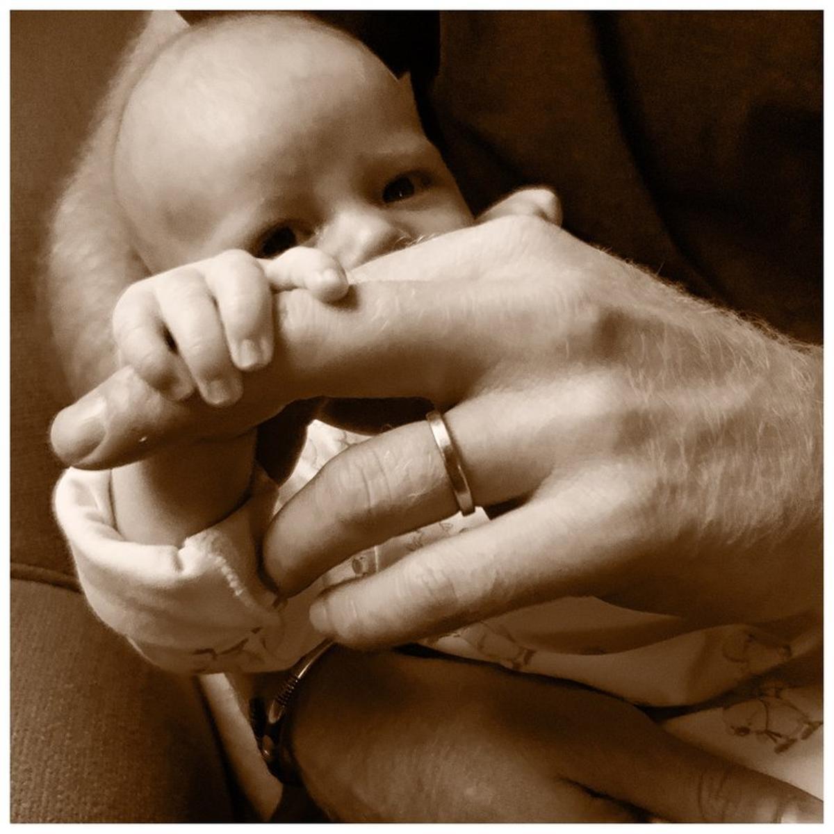 Archie Harrison coge el dedo de su padre, el príncipe Enrique.