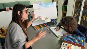 Miriam y Ona, de Sabadell, hacen dibujos en casa, en Sabadell, para entretenerse