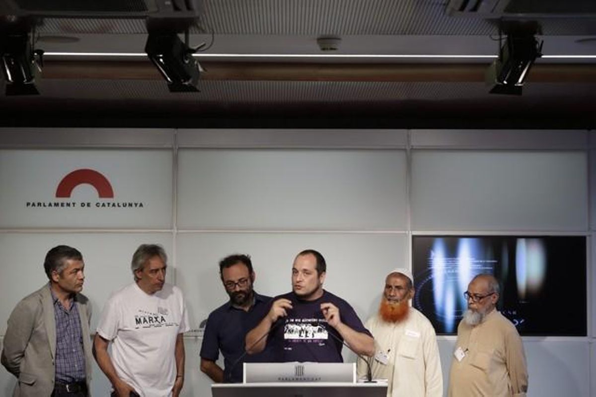 David Fernàndez (CUP), David Companyon (ICV) y Oriol Amorós (ERC), junto a dos de los paquistanís que fueron condenados, este miércoles en el Parlament. David Fernàndez (CUP), David Companyon (ICV) y Oriol Amorós (ERC), junto a dos de los paquistanís que fueron condenados, este miércoles en el Parlament.