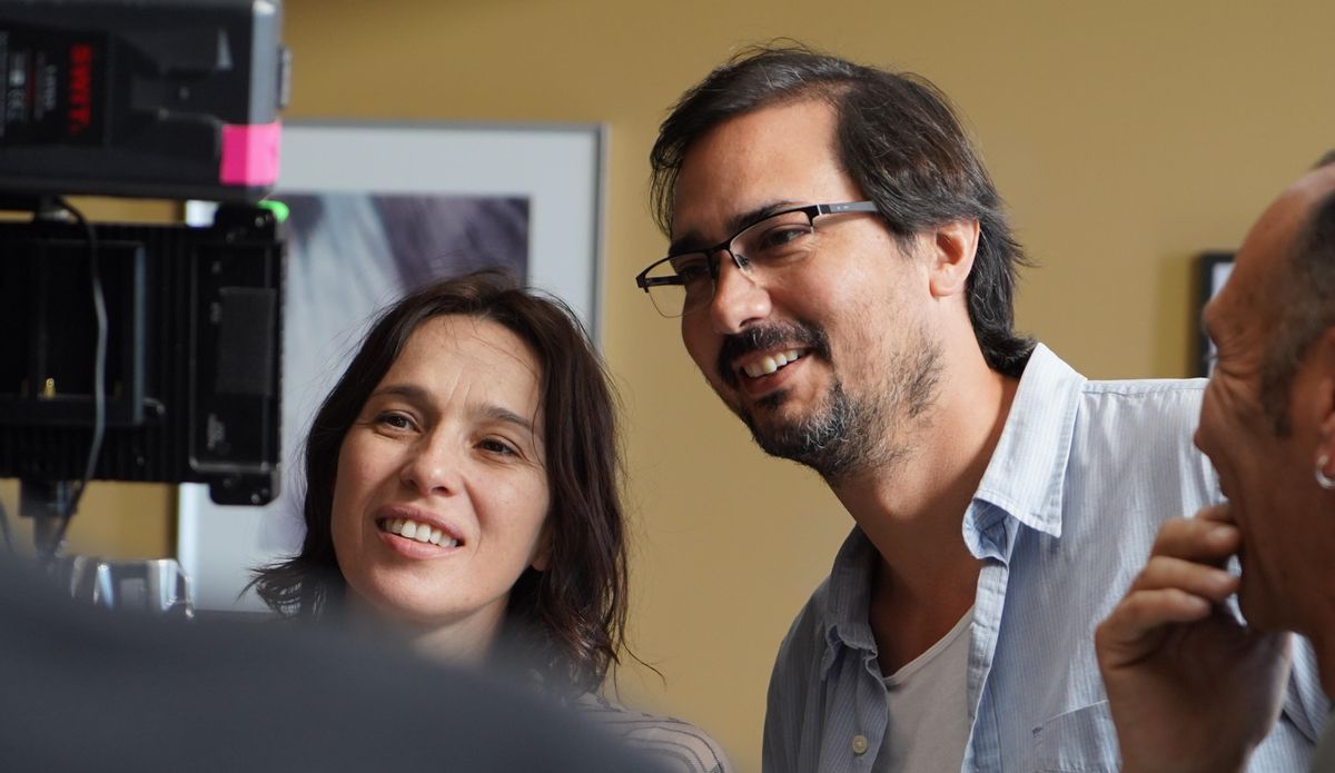 Ariadna Gil y el director, Guillermo Ríos, revisan una escena de la película. Ariadna Gil y el director, Guillermo Ríos, revisan una escena de la película.