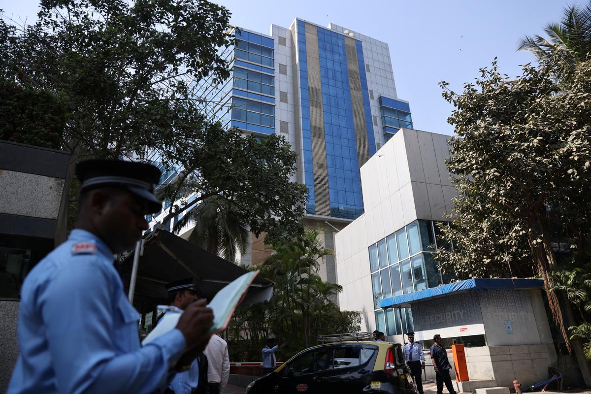 Guardias de seguridad delante del edificio sede de la BBC en Bombay.