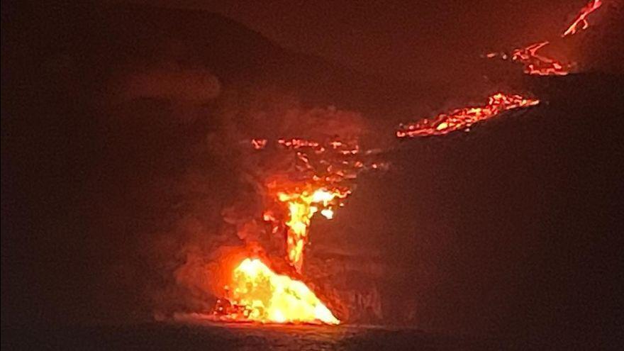La lava es precipita a l'oceà de La Palma i crea núvols de gas nociu - Vimarsana News