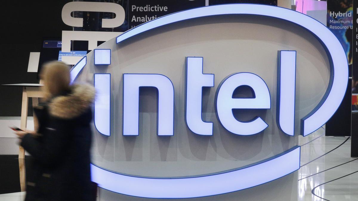 Una mujer pasa delante del logo de Intel durante su asistencia a la feria tecnológica CeBIT en Hannover.