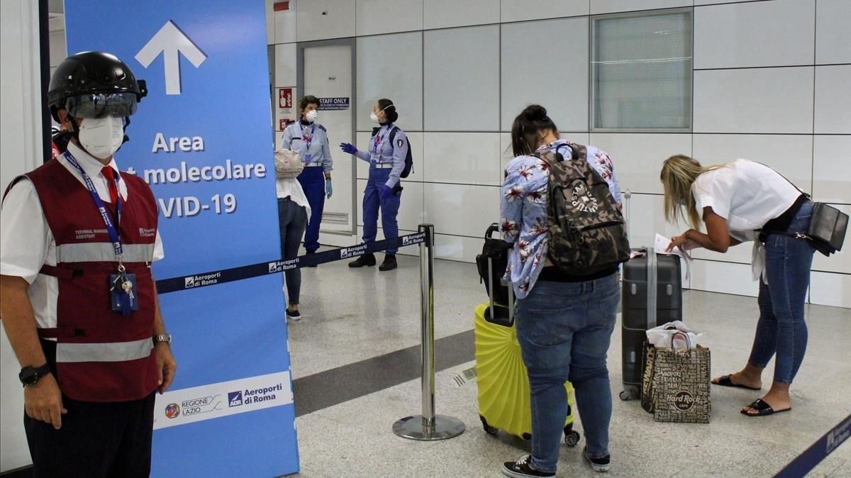 Control de pasajeros en el aeropuerto romano de Fiumicino, este miércoles. Control de pasajeros en el aeropuerto romano de Fiumicino, este miércoles.