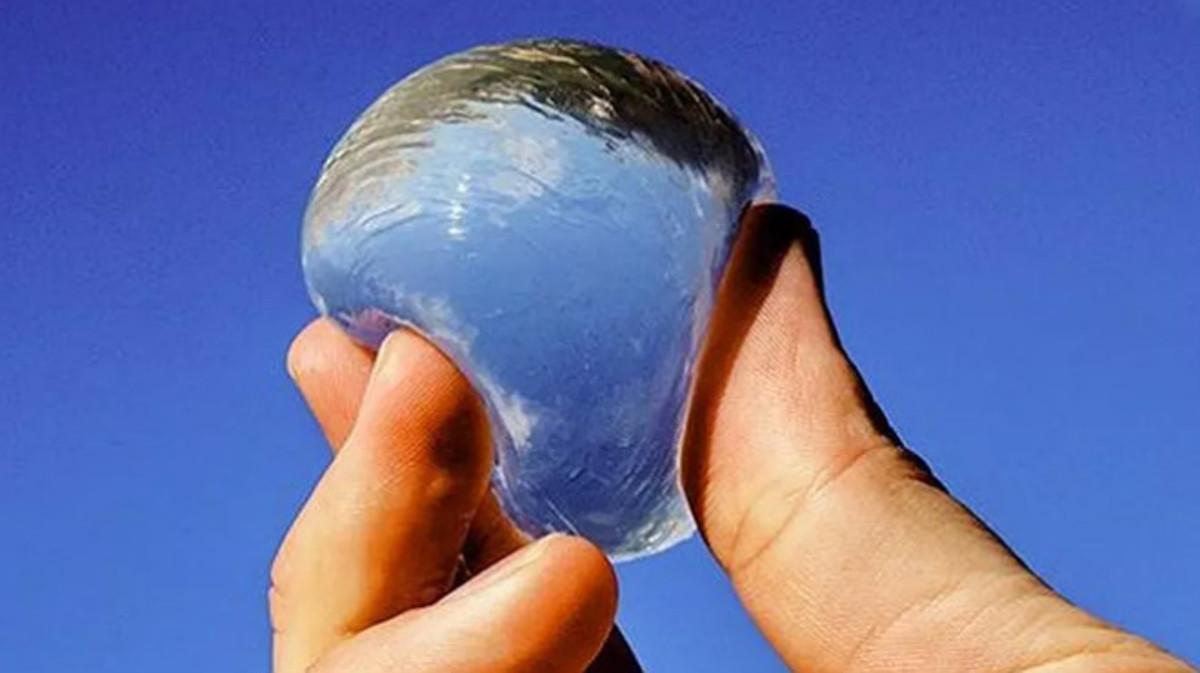 Ooho! pretende desterrar del planeta las botellas de plástico a base de burbujas de agua totalmente comestibles.