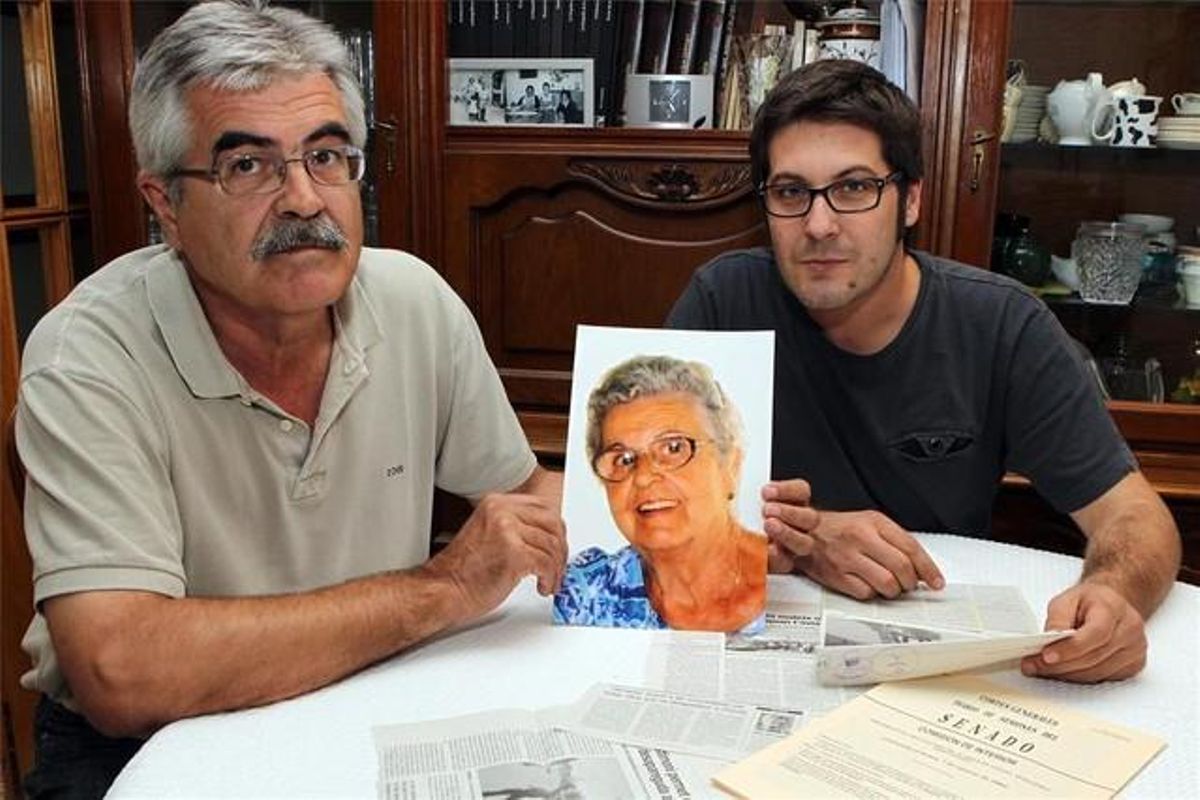 Joaquim Teixidor, junto a su hijo, muestra una foto de su madre, Maria Poch, desaparecida en el 2004. Joaquim Teixidor, junto a su hijo, muestra una foto de su madre, Maria Poch, desaparecida en el 2004.