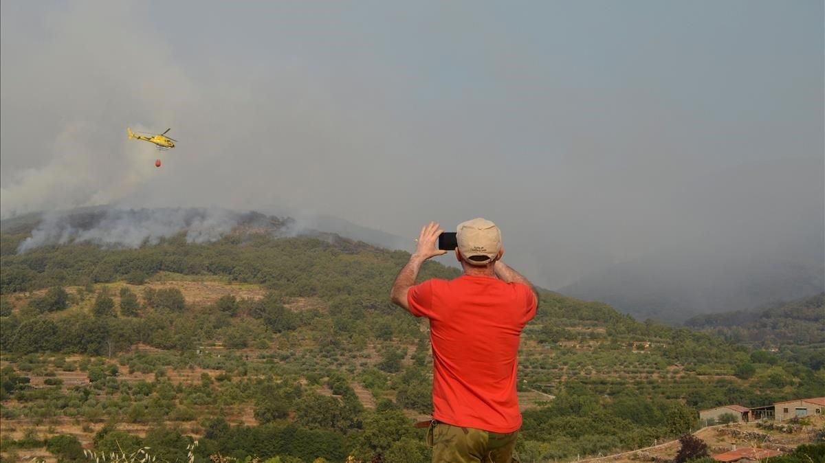Els desallotjats per l'incendi de Las Hurdes tornen a casa seva Els desallotjats per l'incendi de Las Hurdes tornen a casa seva
