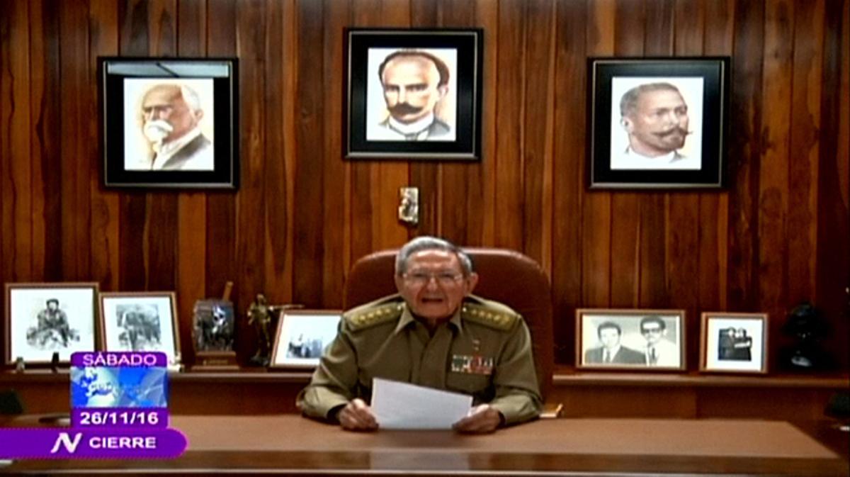 Raúl Castro anuncia la muerte de su hermano Fidel Castro en televisión.