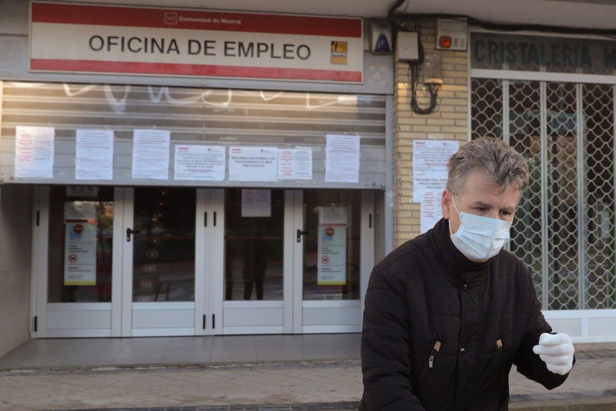 Un hombre pasa ante una oficina de empleo en Madrid, el pasado mes de abril. Un hombre pasa ante una oficina de empleo en Madrid, el pasado mes de abril.