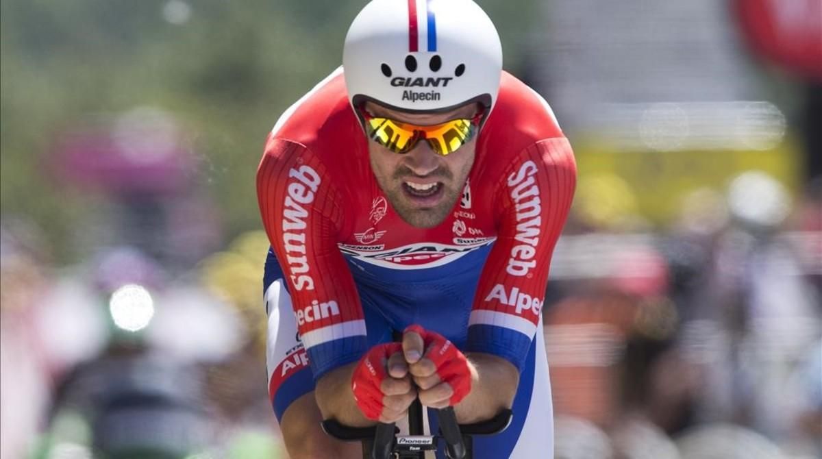 Tom Dumoulin cruza la línea de meta en la contrarreloj del Tour, que ha supuesto su segunda victoria de etapa en este Tour. Tom Dumoulin cruza la línea de meta en la contrarreloj del Tour, que ha supuesto su segunda victoria de etapa en este Tour.