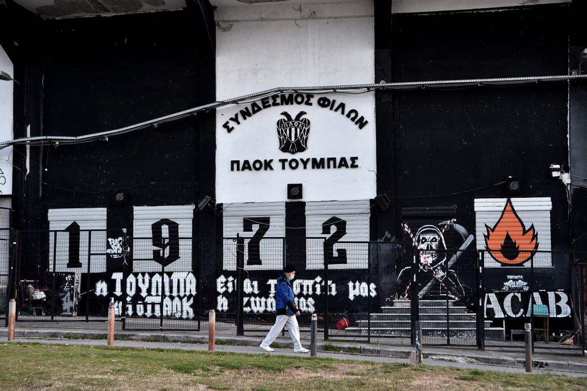 Un hombre pasa por delante del local de un club de ’hooligans’ del PAOK de Salónica