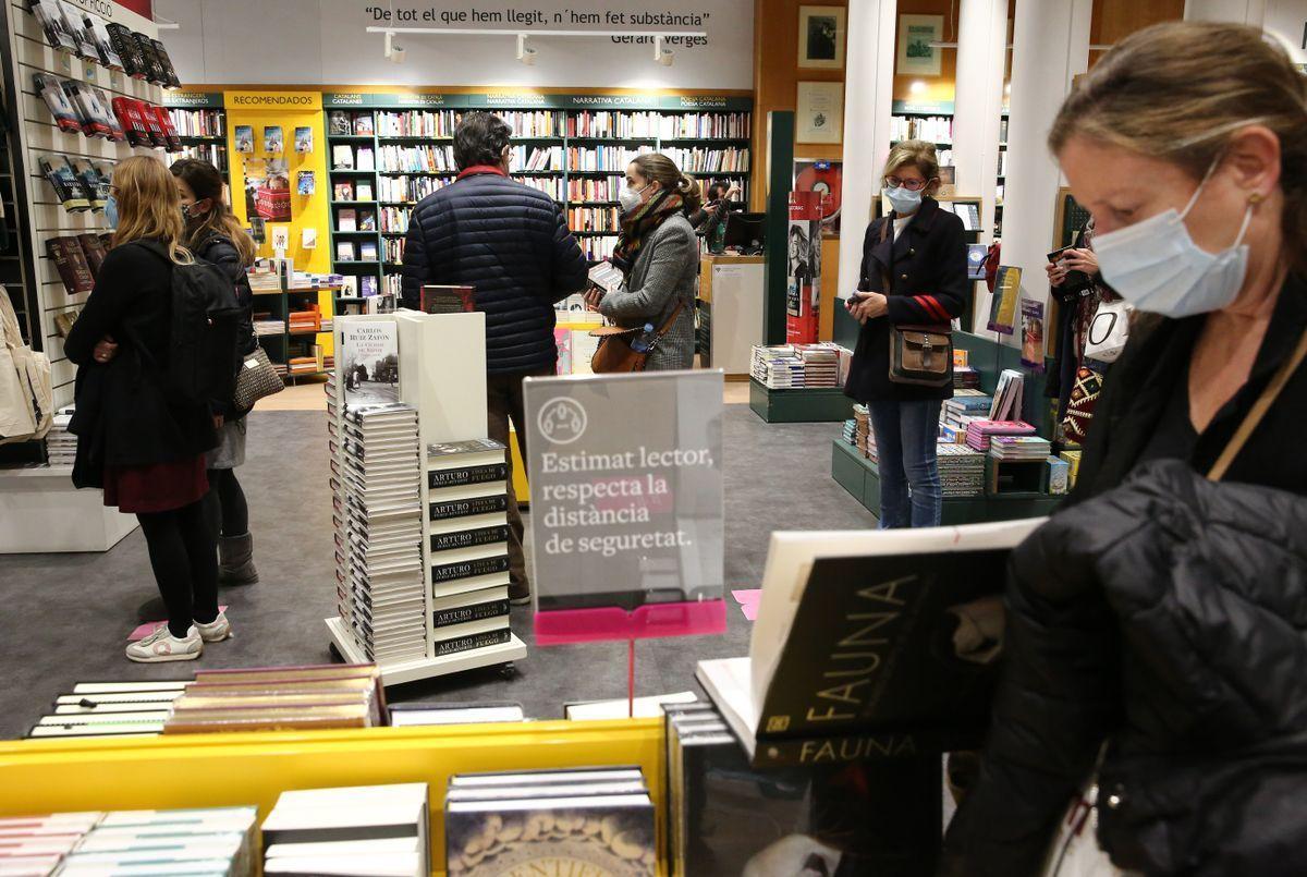Les llibreries catalanes es queden sense llibres per una fallada de la principal distribuïdora: «És un drama»