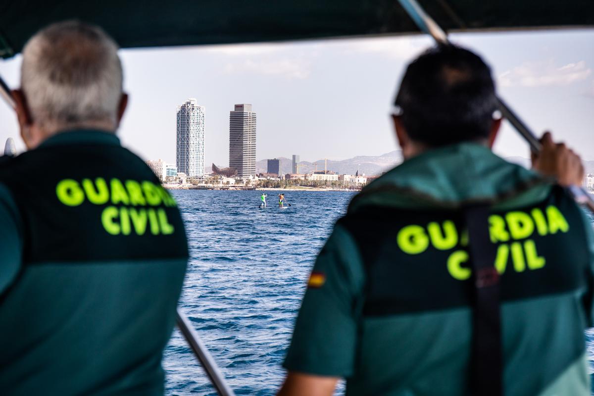 Agentes de la Guardia Civil vigilan la pesca ilegal ante una playa de Barcelona.