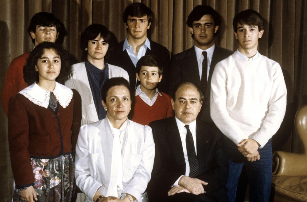 1986 / Jordi Pujol, posa con su esposa Marta Ferrusola y sus siete hijos. Mireia, Oriol (ojos cerrados), Marta, Josep (camisa azul), Oleguer (el más pequeño), Jordi (con corbata) y Pere.