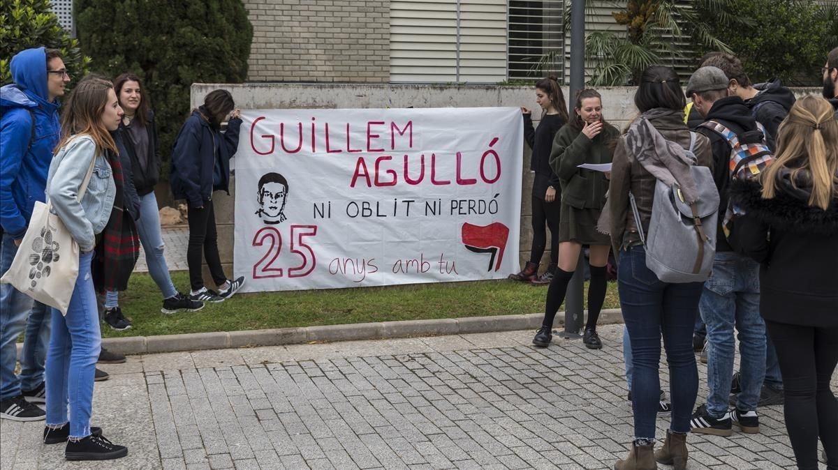 Concentración en recuerdo de Agulló en el 25 aniversario de su asesinato en la sede de la Universitat de València en su Burjassot natal Concentración en recuerdo de Agulló en el 25 aniversario de su asesinato en la sede de la Universitat de València en su Burjassot natal