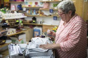 Reyes Sanagustín, la dueña de la tienda Kukaditas en Lloret de Mar, registrando la llegada de varios paquetes a su tienda. 