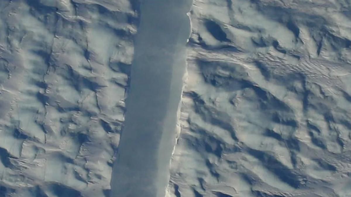 Imagen de la nueva grieta descubierta en un glaciar de Groenlandia. Imagen de la nueva grieta descubierta en un glaciar de Groenlandia.