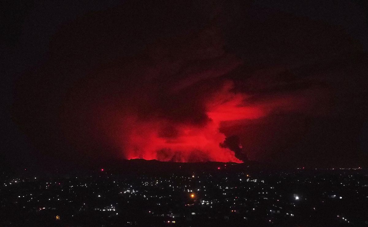 Erupción del volcán Nyiragongo, junto a la ciudad de Goma (Congo). Erupción del volcán Nyiragongo, junto a la ciudad de Goma (Congo).