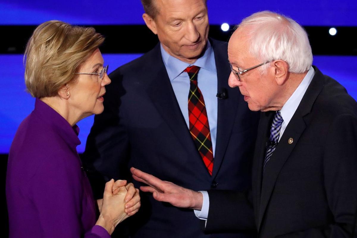 Los senadores Elizabeth Warren y Bernie Sanders, junto al magnate Tom Steyer (tras ellos), durante el debate.