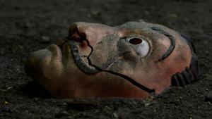 La careta de Dalí, en el suelo, en ’La casa de papel’.