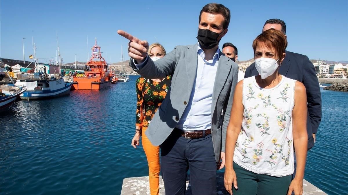 El presidente del PP, Pablo Casado, observa el muelle canario de Arguileguín, sin poder visitarlo, este sábado. El presidente del PP, Pablo Casado, observa el muelle canario de Arguileguín, sin poder visitarlo, este sábado.