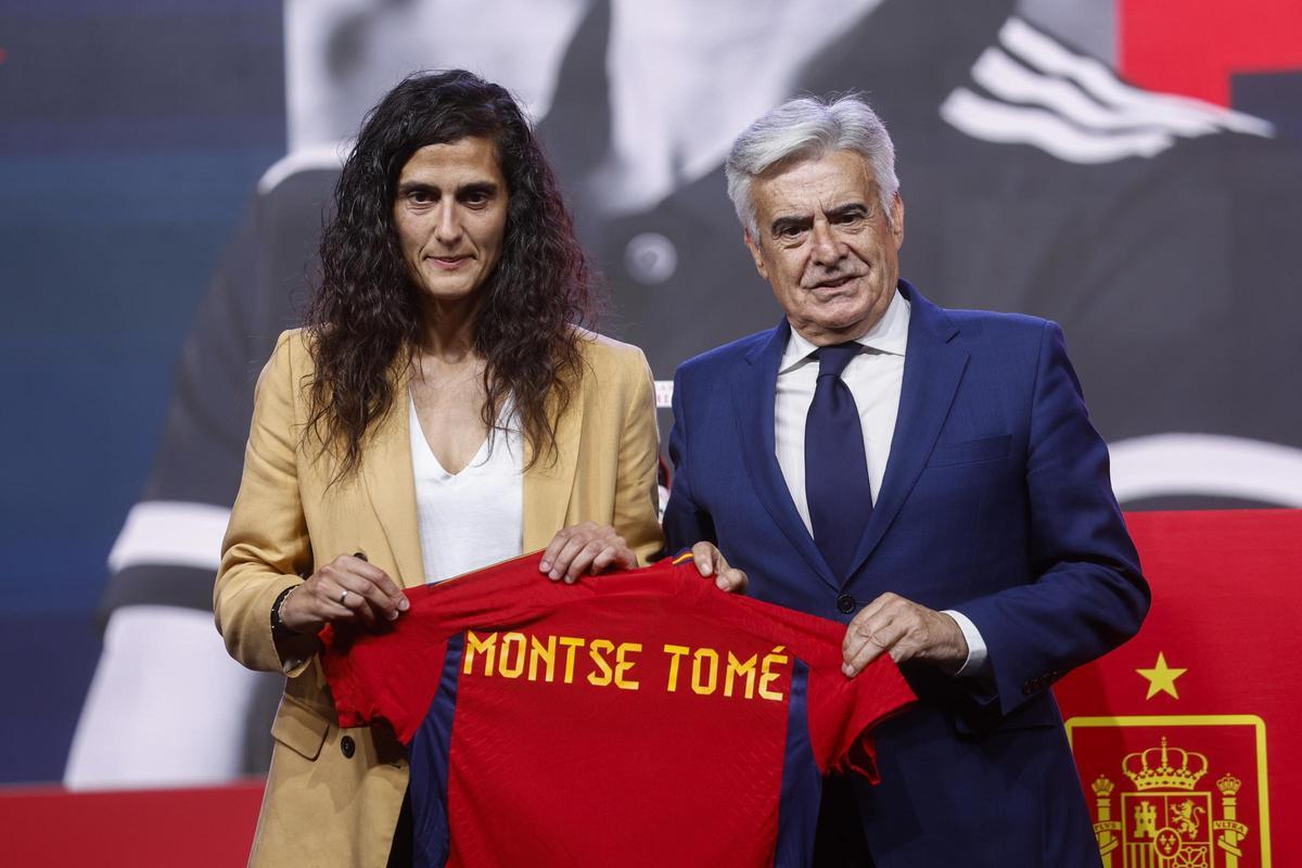 Montse Tomé, nueva seleccionadora española de fútbol, y Pedro Rocha, presidente interino de la Federación, en Las Rozas.
