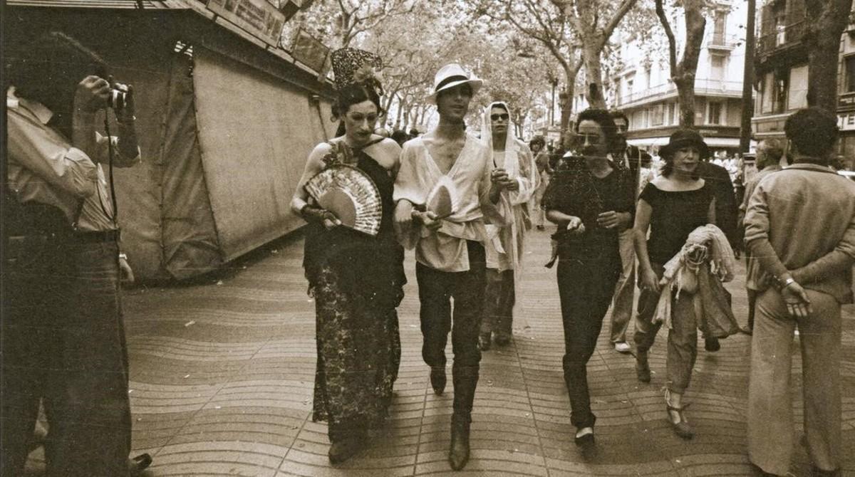 Ocaña, Camilo, Nazario y Maite (de izquierda a derecha), en la primera manifestacion gay en Barcelona, en 1977, en una fotografía del libro de memorias de Nazario.