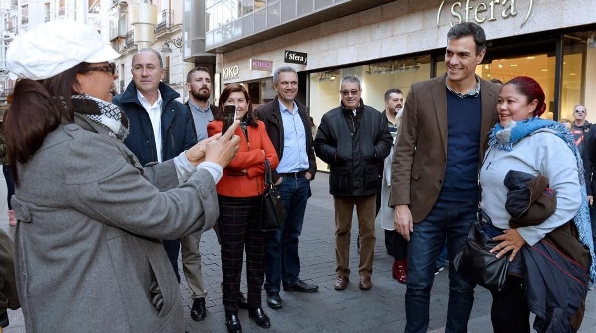 Pedro Sánchez pasea por Valladolid, el pasado jueves. Pedro Sánchez pasea por Valladolid, el pasado jueves.