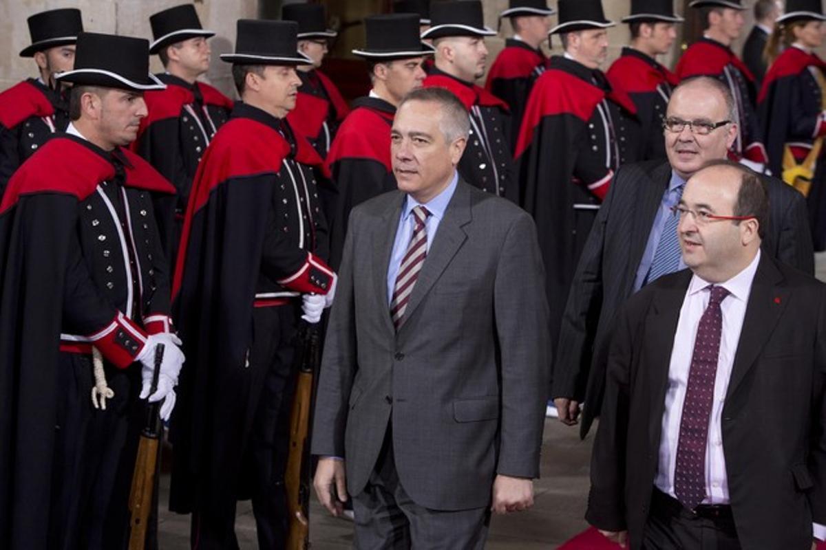 El líder del PSC, Pere Navarro (centro), acompañado por Miquel Iceta (derecha), a su llegada a la toma de posesión de Artur Mas, el lunes.