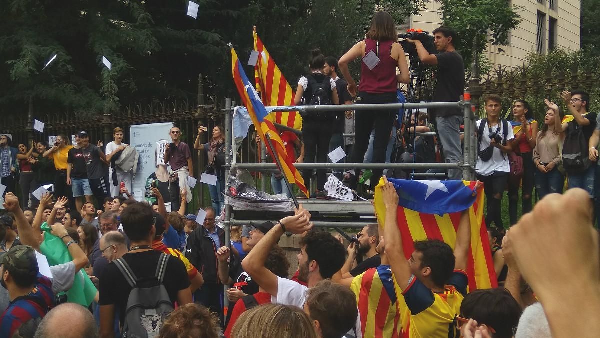 Periodistas durante un acto independentista en la plaza de la Universitat. Periodistas durante un acto independentista en la plaza de la Universitat.