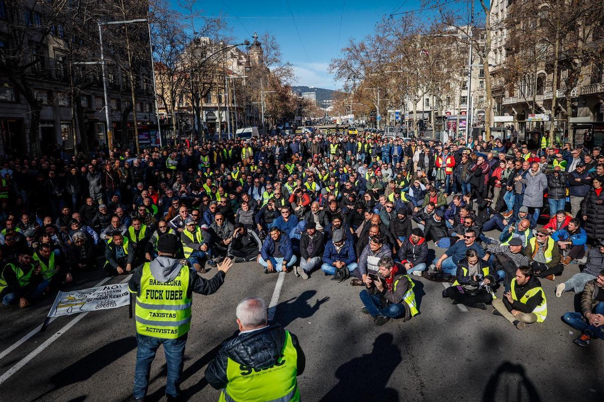 Huelga de taxis en Barcelona hoy: los cortes en la Gran Via y otras afecciones, en directo