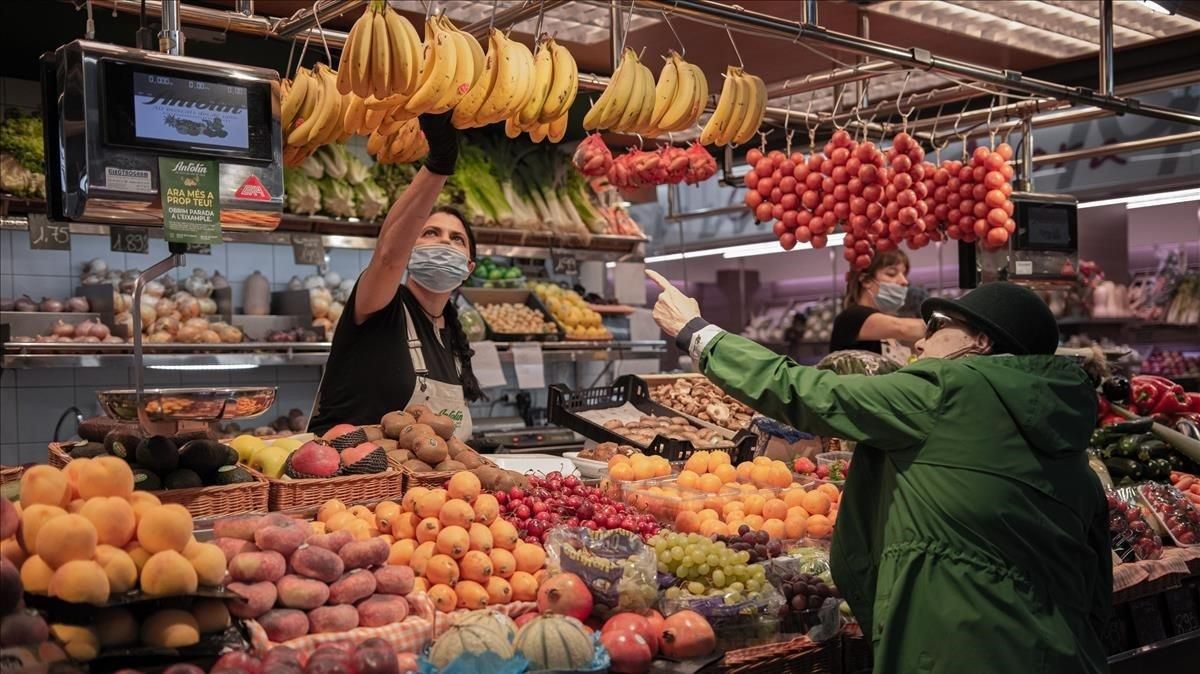Puesto de venta de frutas y verduras en el mercado de La Llibertat, en Gràcia. Puesto de venta de frutas y verduras en el mercado de La Llibertat, en Gràcia.