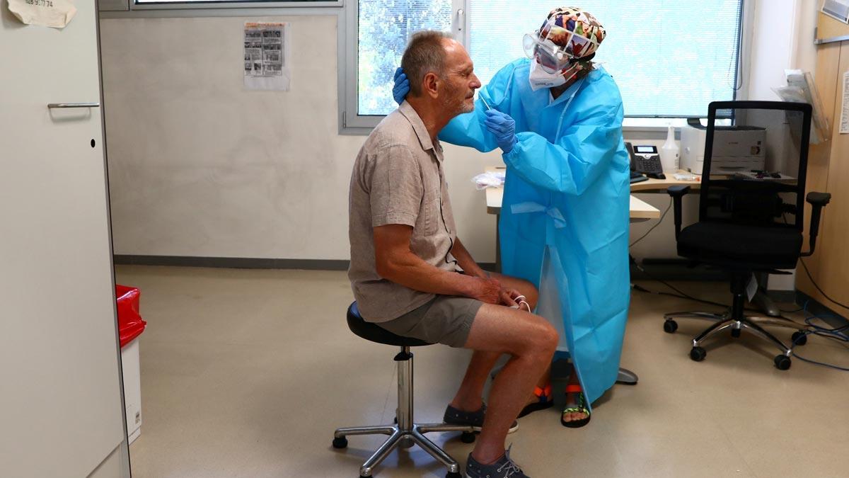 El Gobierno crea una Secretaría de Estado de Sanidad. En la foto, realización de una prueba de coronavirus en un centro de atención primaria de Madrid.