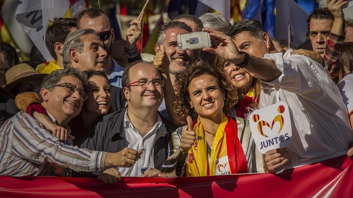Enric Millo, Andrea Levy, Miquel Iceta, Dolors Montserrat, Alicia Sanchez Camacho y Xavier Garcia Albiol se hacen un selfi en la manifestación de Societat Civil Catalana del 2017 en Barcelona. Enric Millo, Andrea Levy, Miquel Iceta, Dolors Montserrat, Alicia Sanchez Camacho y Xavier Garcia Albiol se hacen un selfi en la manifestación de Societat Civil Catalana del 2017 en Barcelona.