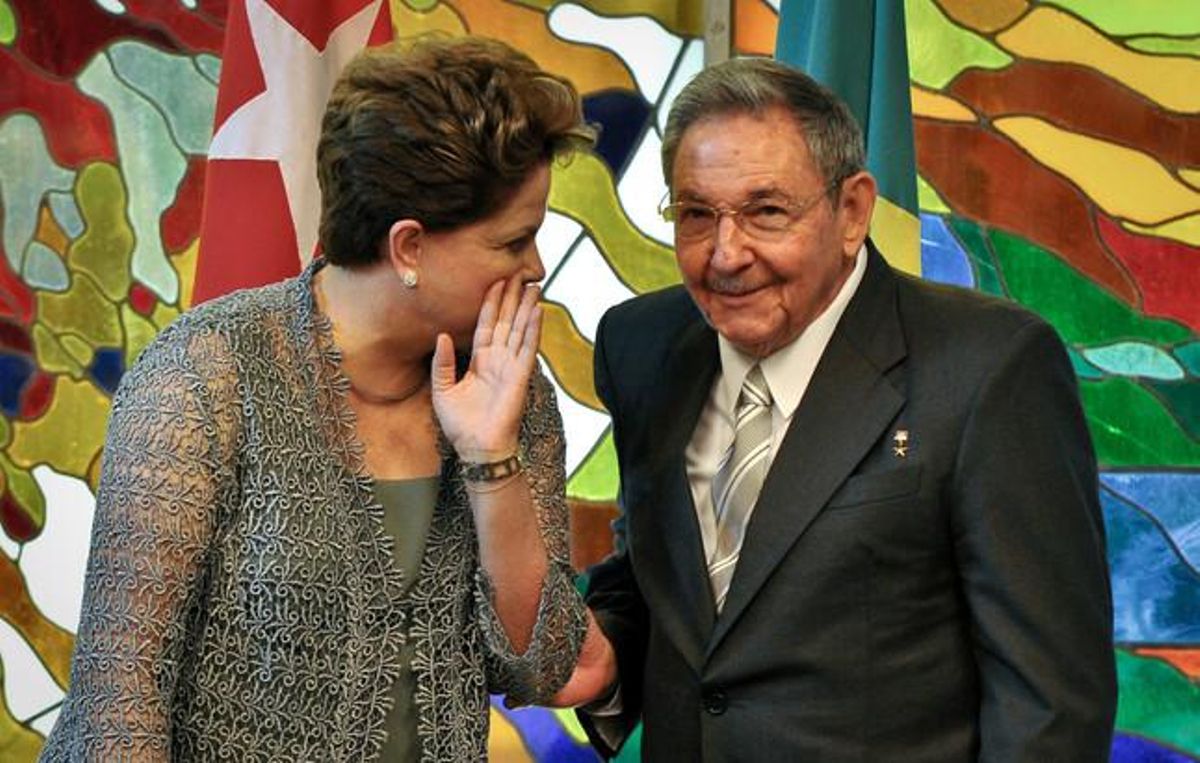 La presidenta de Brasil, Dilma Rousseff, habla con su homólogo cubano, Fidel Castro, el martes, en La Habana. La presidenta de Brasil, Dilma Rousseff, habla con su homólogo cubano, Fidel Castro, el martes, en La Habana.