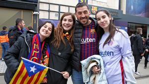 Arlet Fabré 16, Beth Santamaria, 16, Alfredo López, 39, y Mireia Santamaria, 20, antes de entrar en el Camp Nou.