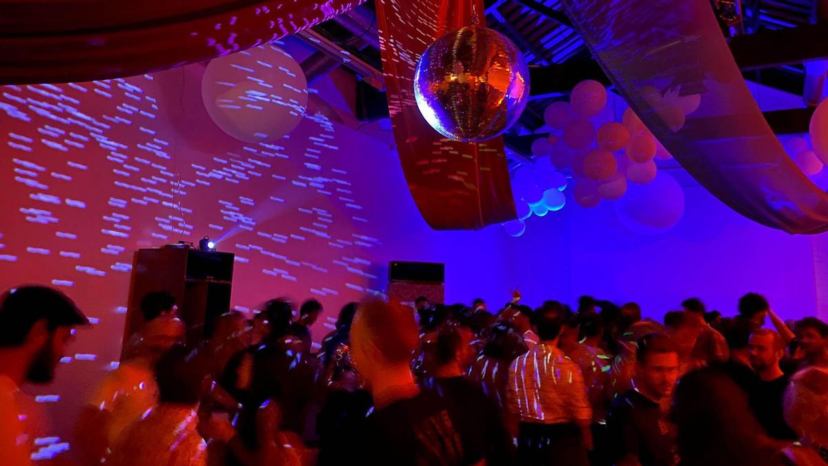 Un momento de la última sesión de escucha bajo una bola disco de Cloud 9 Sound System. Un momento de la última sesión de escucha bajo una bola disco de Cloud 9 Sound System.