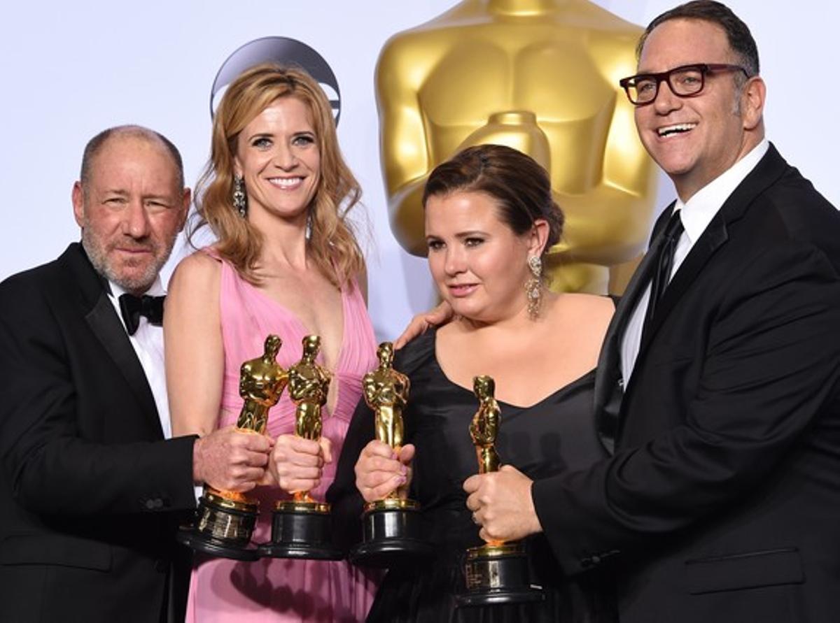  Steve Golin, Blye Pagon Faust, Nicole Rocklin y Michael Sugar posan con el Oscar a la mejor película por ’Spotlight’.