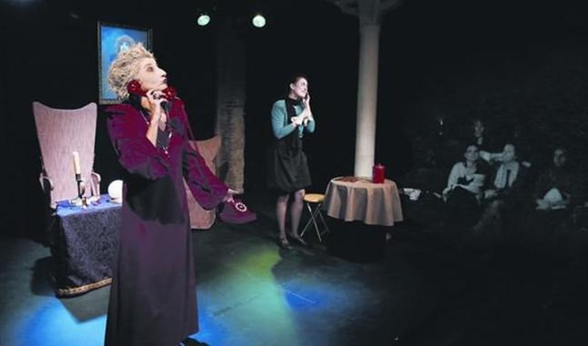 Almazen es uno de los espacio escénicos del barrio del Raval. En la foto, la compañía Lolita Corina presenta el espectáculo ’Las Brujas’, el pasado viernes . Almazen es uno de los espacio escénicos del barrio del Raval. En la foto, la compañía Lolita Corina presenta el espectáculo ’Las Brujas’, el pasado viernes .