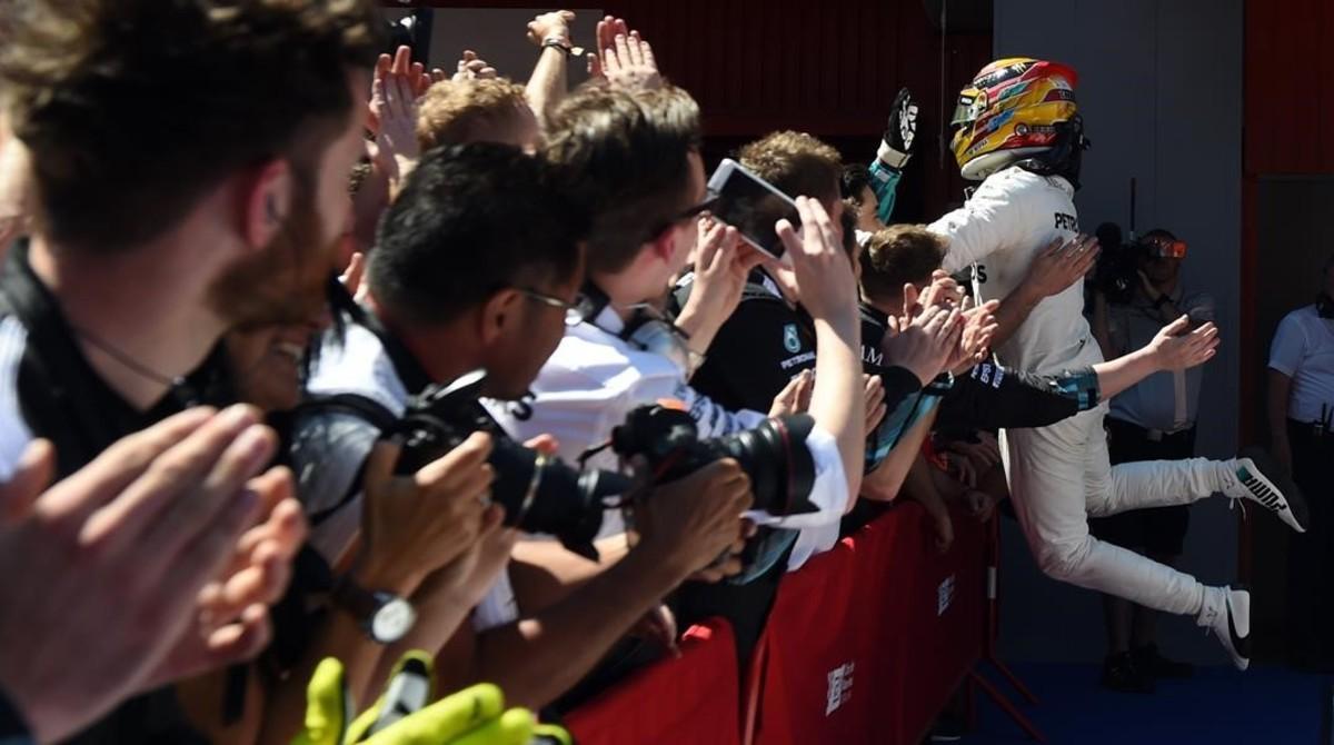 Lewis Hamilton celebra con sus mecánicos la victoria de hoy en Barcelona.