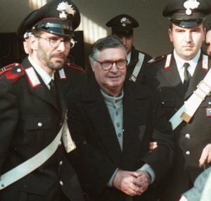 Totó Riina, escoltado por la policía, en una imagen de 1996.